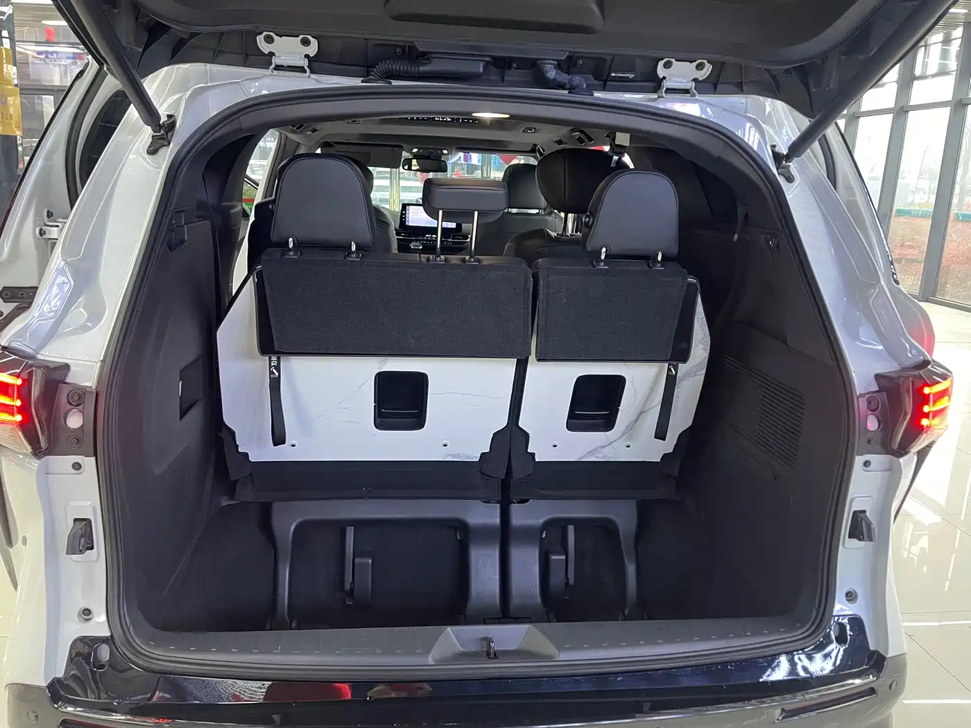 Toyota Sienna 2021 2.5L Hybrid Premium Edition фото 24