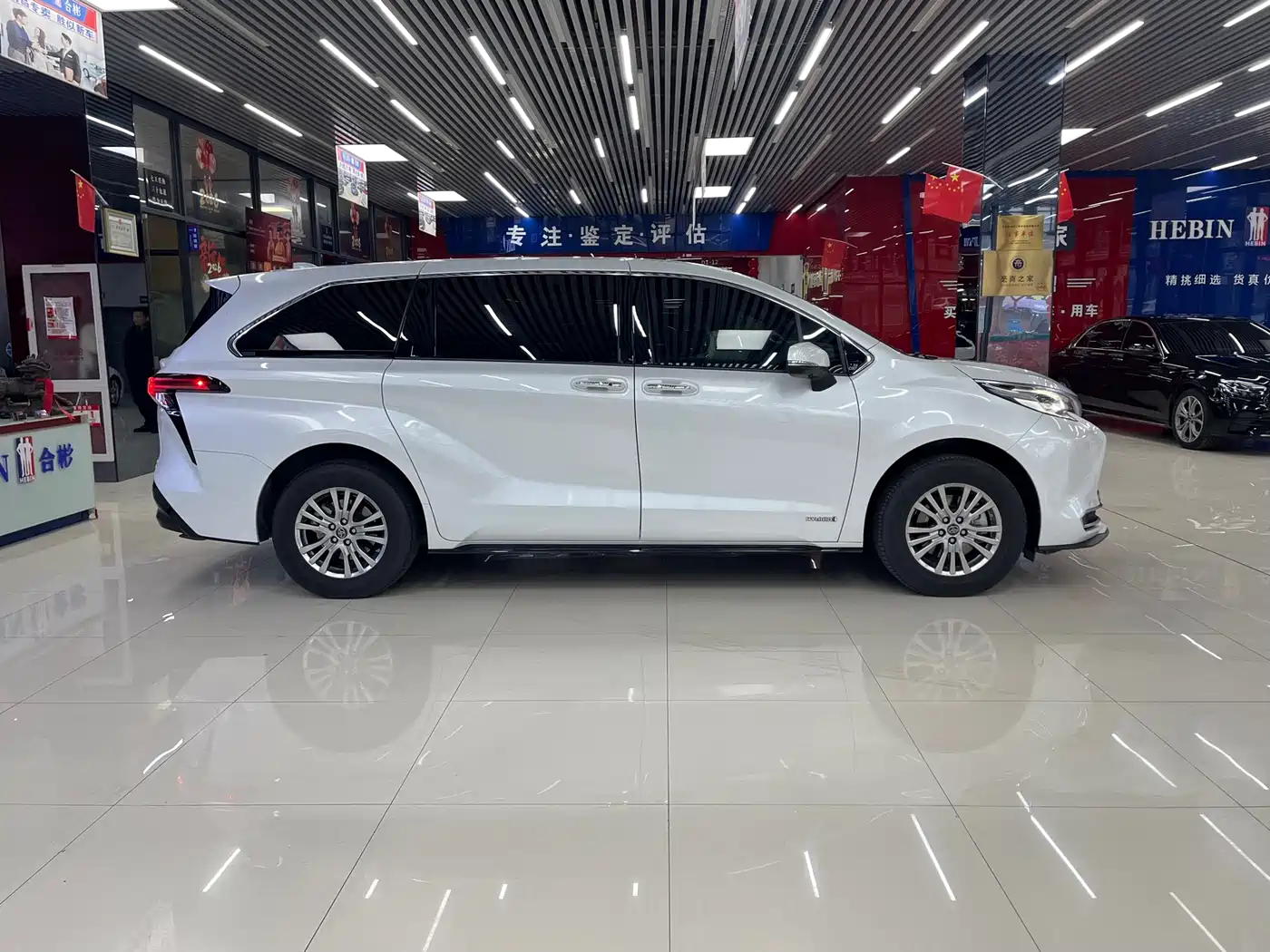 Toyota Sienna 2021 2.5L Hybrid Premium Edition фото 19