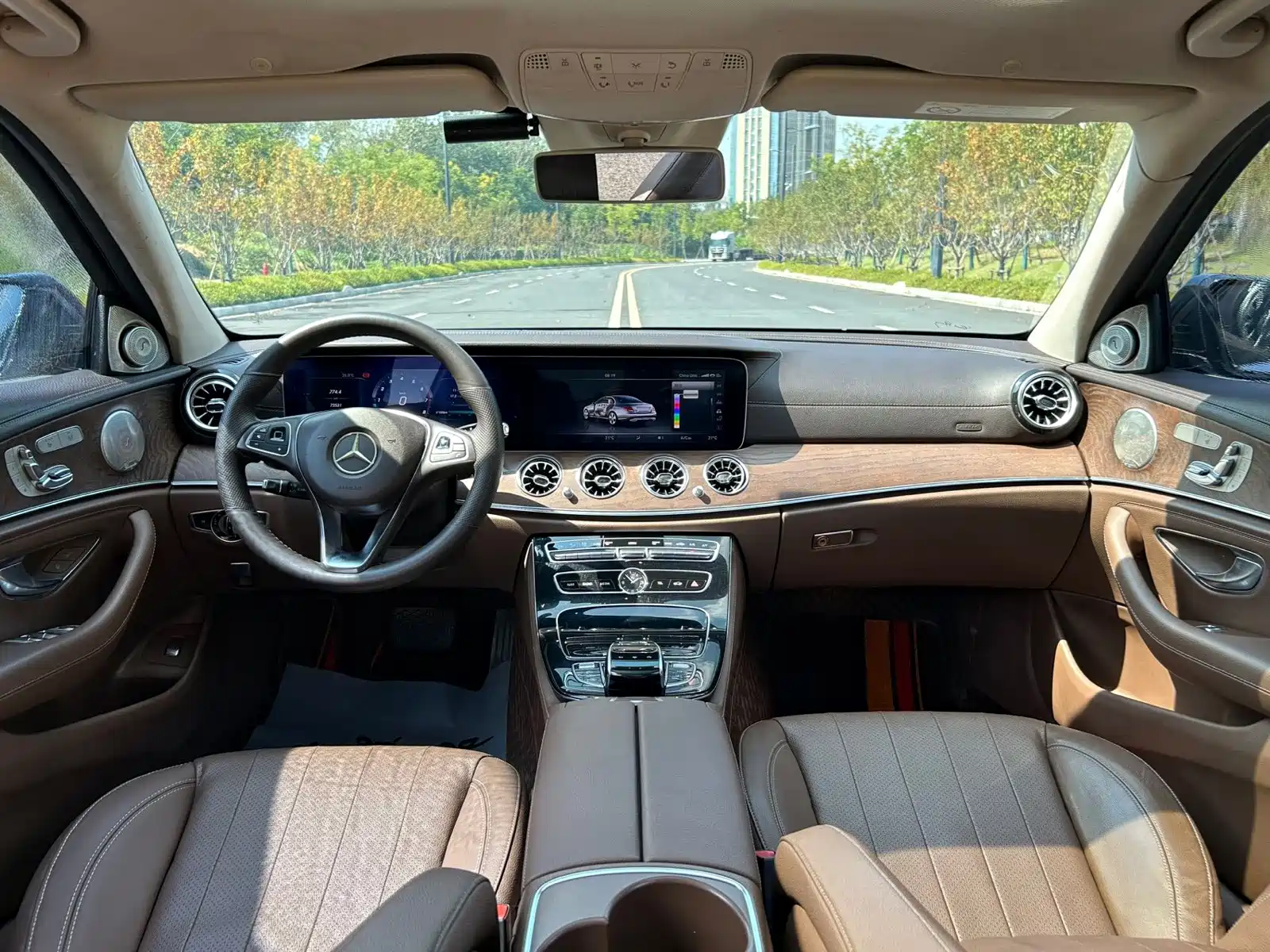 Фото 17 - Mercedes-Benz E-Class