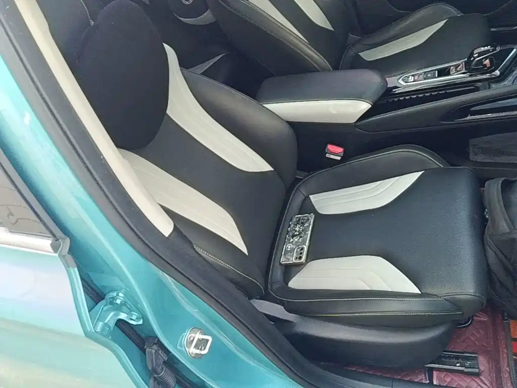 Фото 25 - Geely Coolray