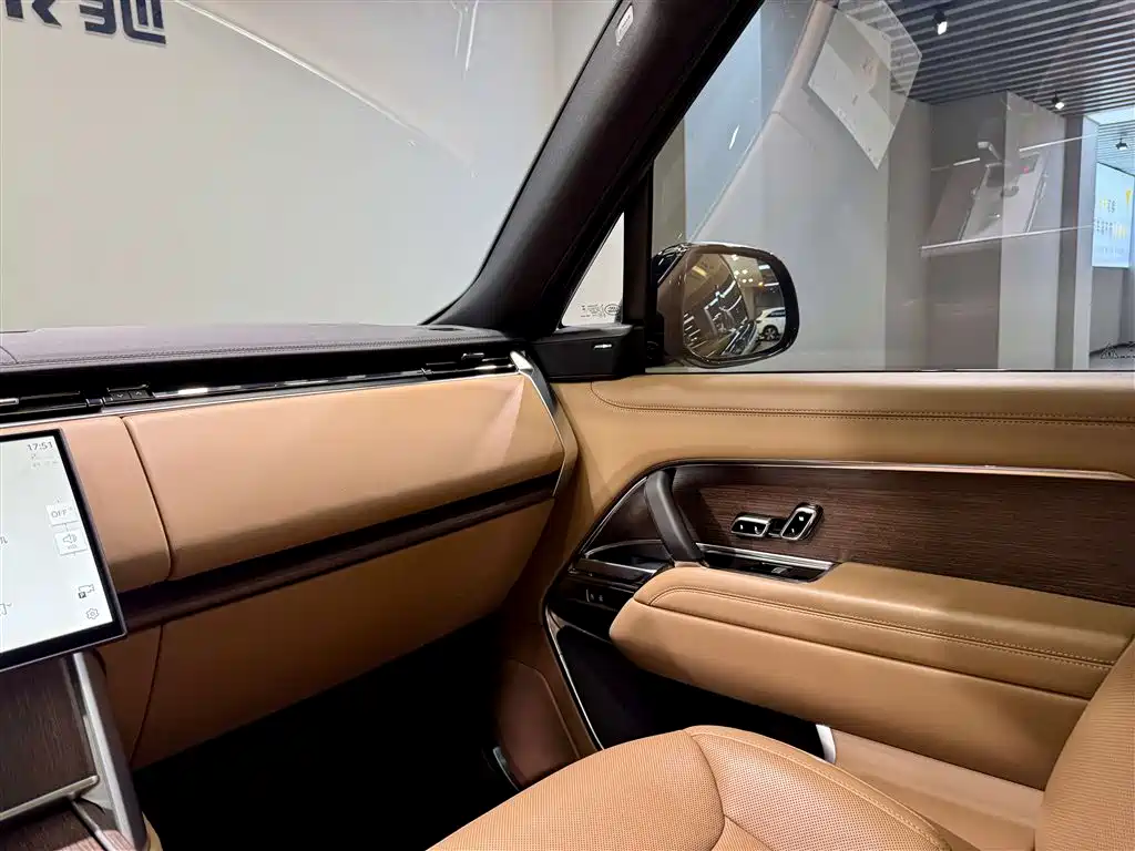 Land Rover Range Rover 2024 3.0 L6 400PS Golden Age Extended 7-Seater фото 21