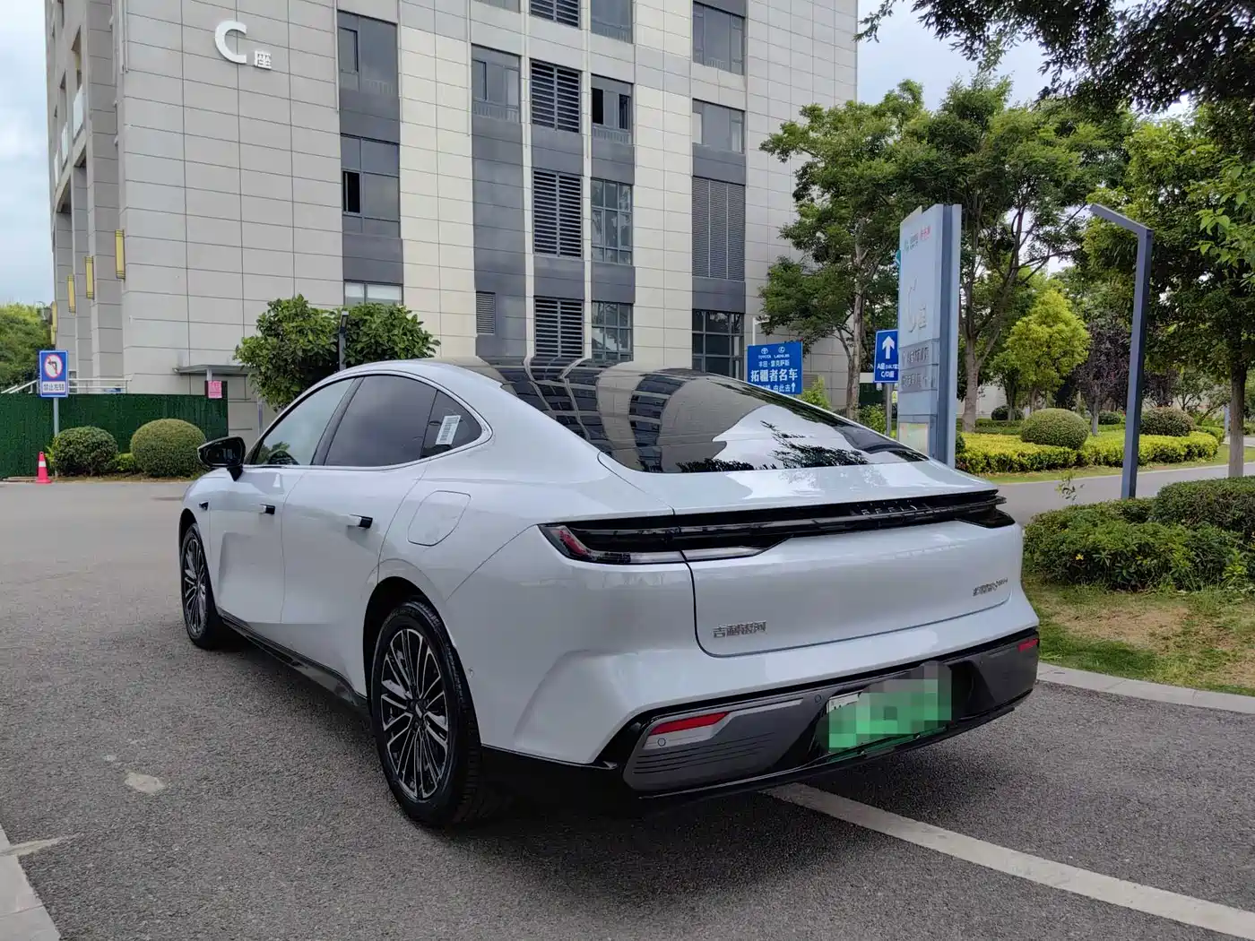 Geely Galaxy Galaxy Xingyao 8 2025 130km EM-i Premium Edition фото 6