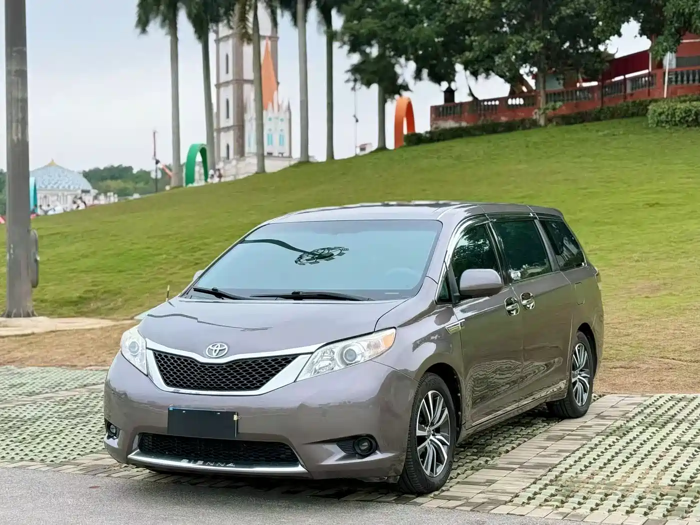 Toyota Sienna 2011 3.5L 2WD Automatic фото 3