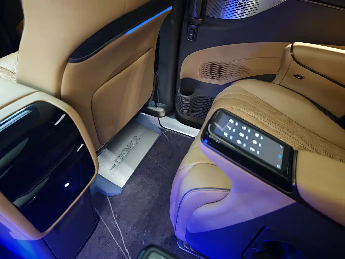 Denza D9 2022 DM-i 970 AWD Flagship фото 19