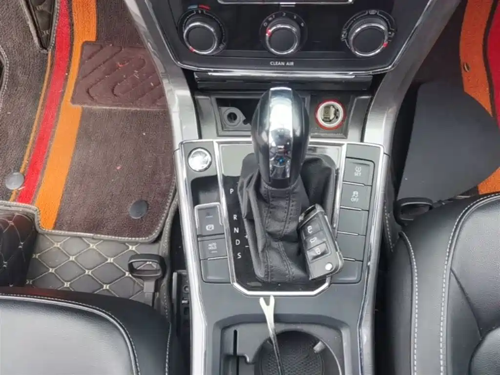 Volkswagen Passat 2015 1.8TSI DSG Elegance Edition фото 14