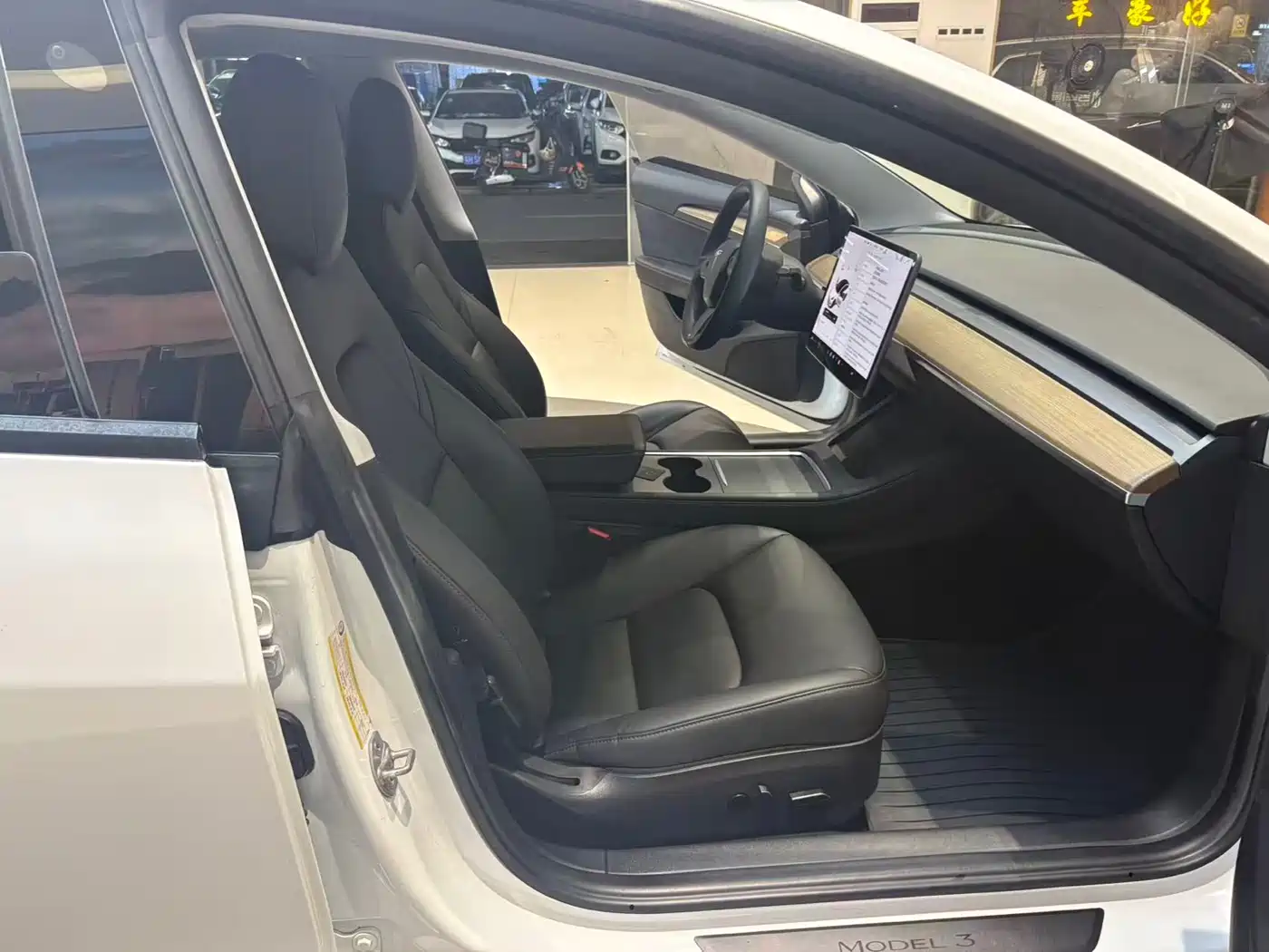 TESLA MODEL 3