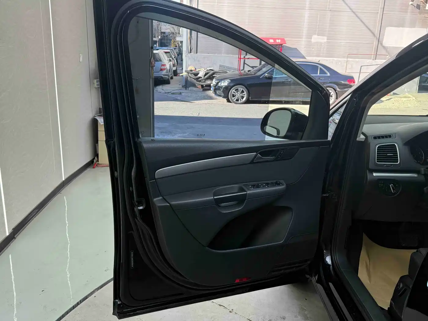 Volkswagen Sharan 2014 2.0TSI Standard фото 22