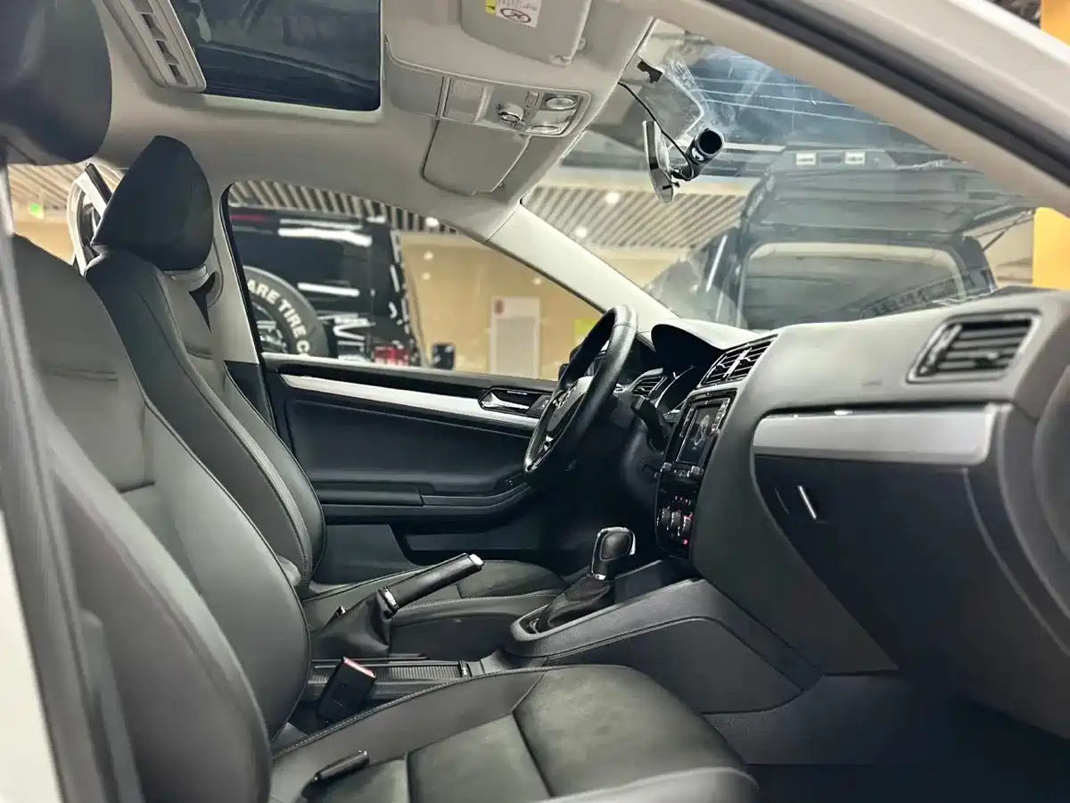 Volkswagen Sagitar 2018 280TSI DSG Spark Edition фото 11