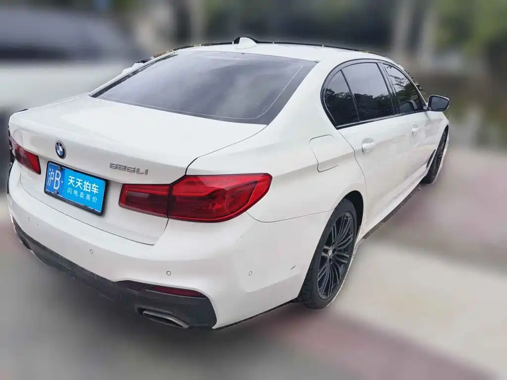 Photo 2 - BMW 5 Series