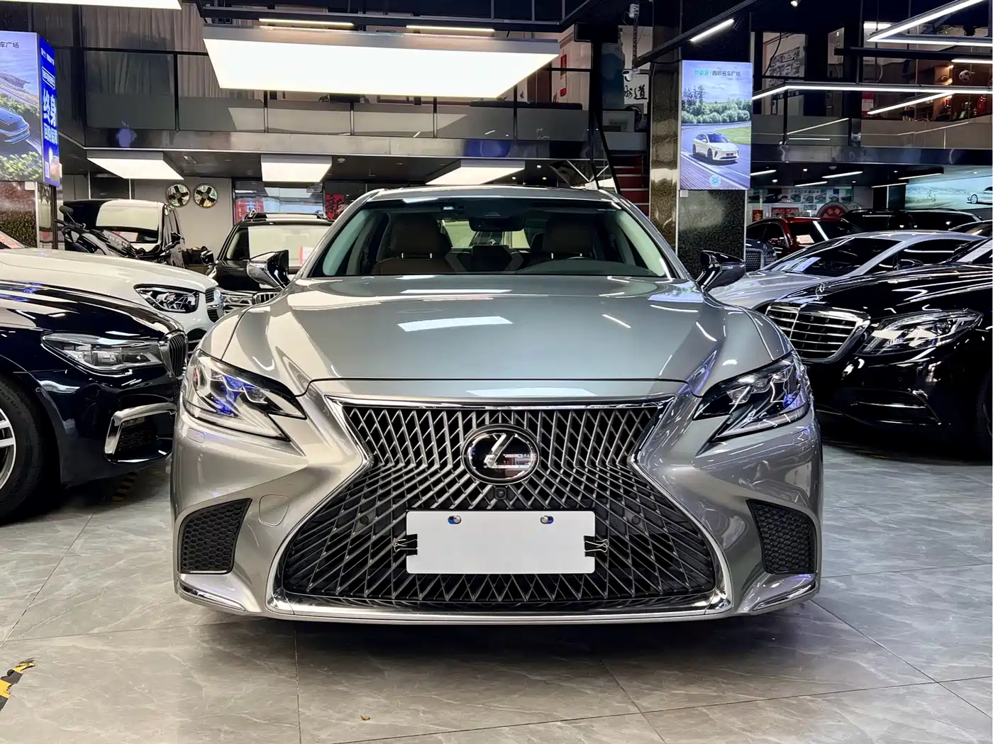 Photo 2 - Lexus LS