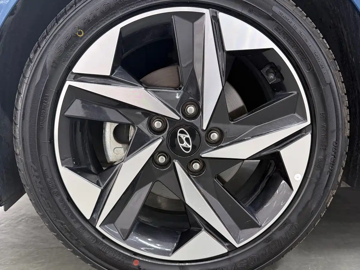 Hyundai Elantra 2022 1.5L CVT LUX Premium Edition фото 18