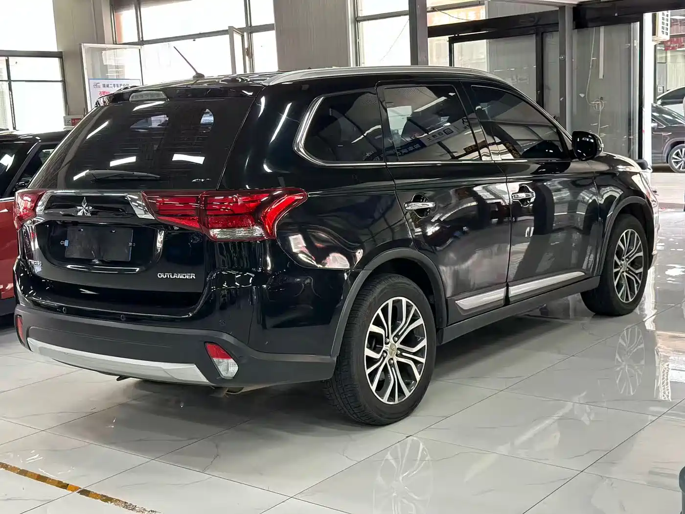 Mitsubishi Outlander 2016 2.4L 4WD Luxury Edition 7-seater фото 4