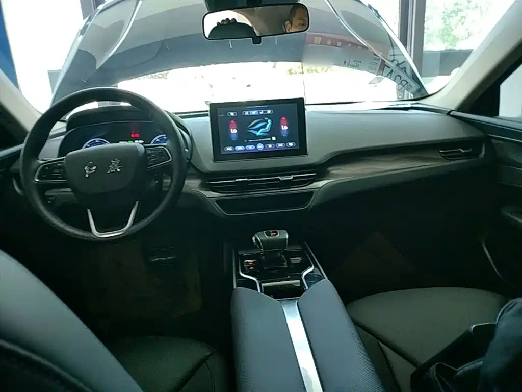 Hongqi E-QM5 2022 431km Charging Enjoyment Edition фото 10