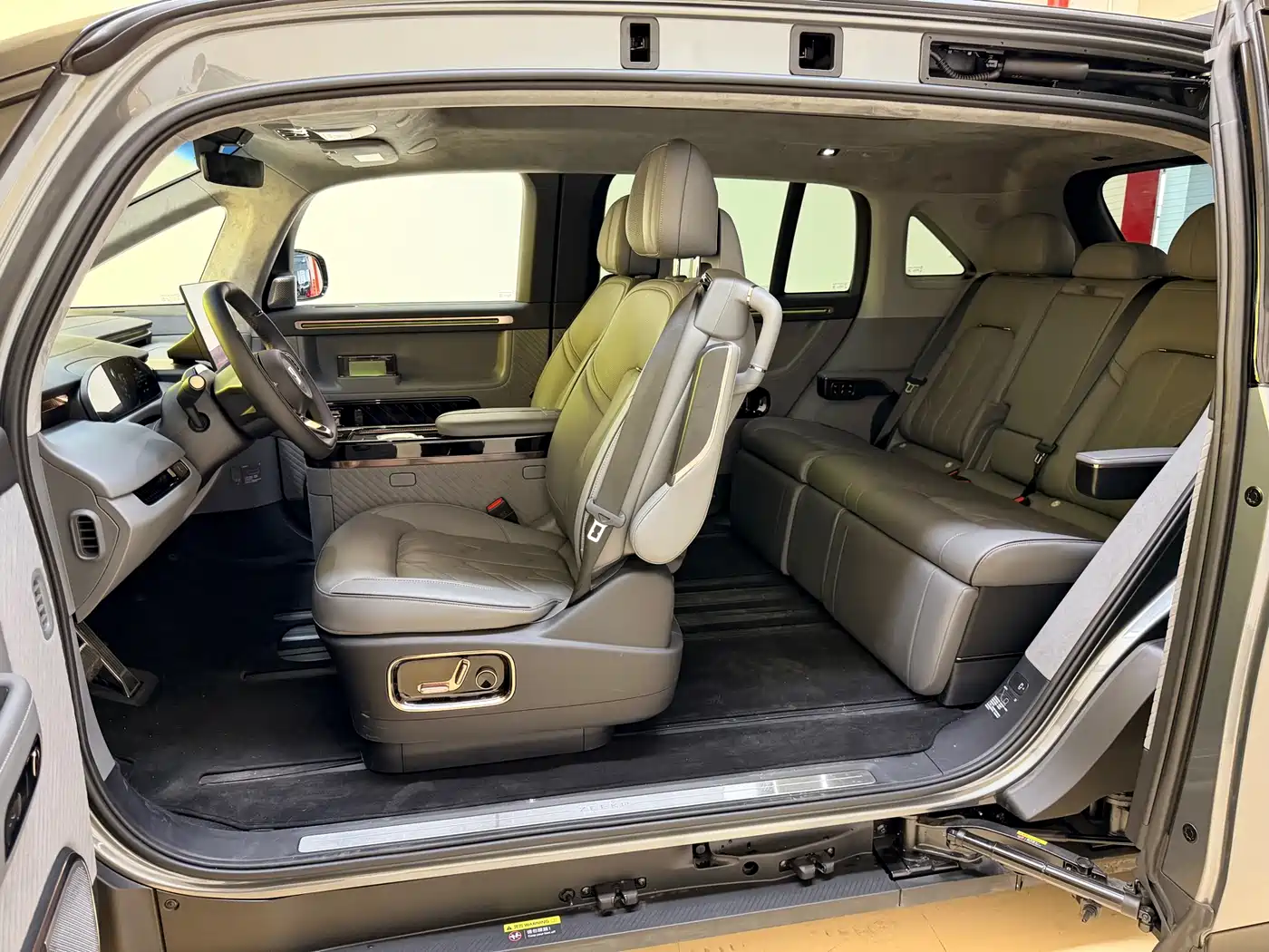 Zeekr MIX 2025 Long Range Intelligent Driving Edition фото 12