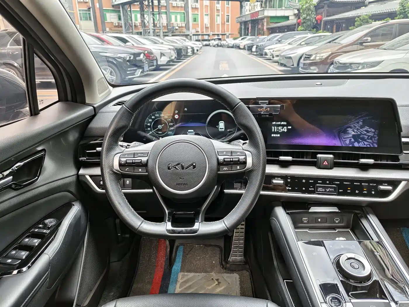 KIA LION PLATINUM EXPANDS THE WORLD