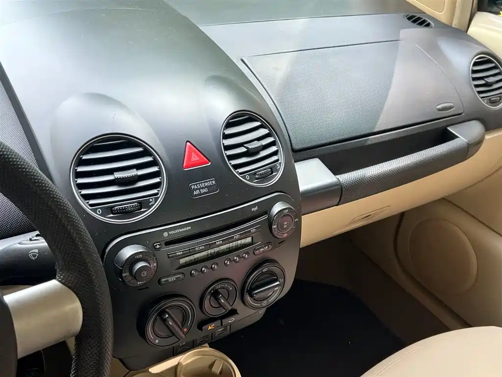 Volkswagen Beetle 2010 Model 2.0 BlackOrange Comfort Edition фото 8