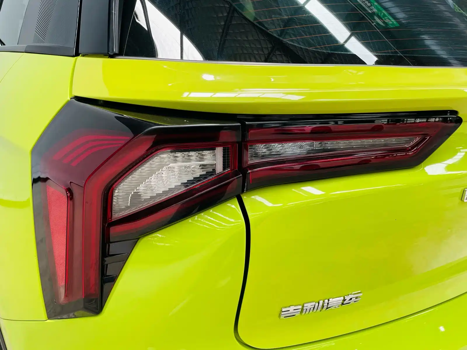 Фото 10 - Geely Geometry E Firefly