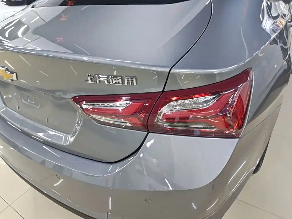 Photo 8 - Chevrolet Malibu XL