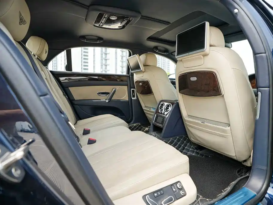 Фото 11 - Bentley Flying Spur