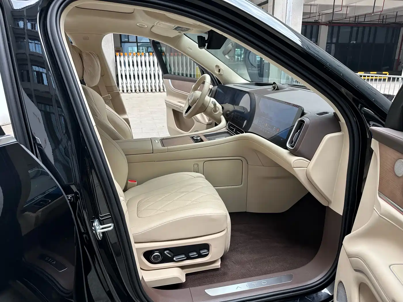AITO Wenjie AITO M9 2024 Range Extender Max Edition 42kWh 6-seater фото 10