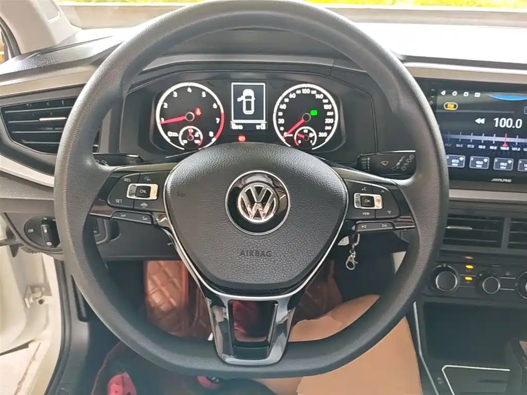 VOLKSWAGEN POLO