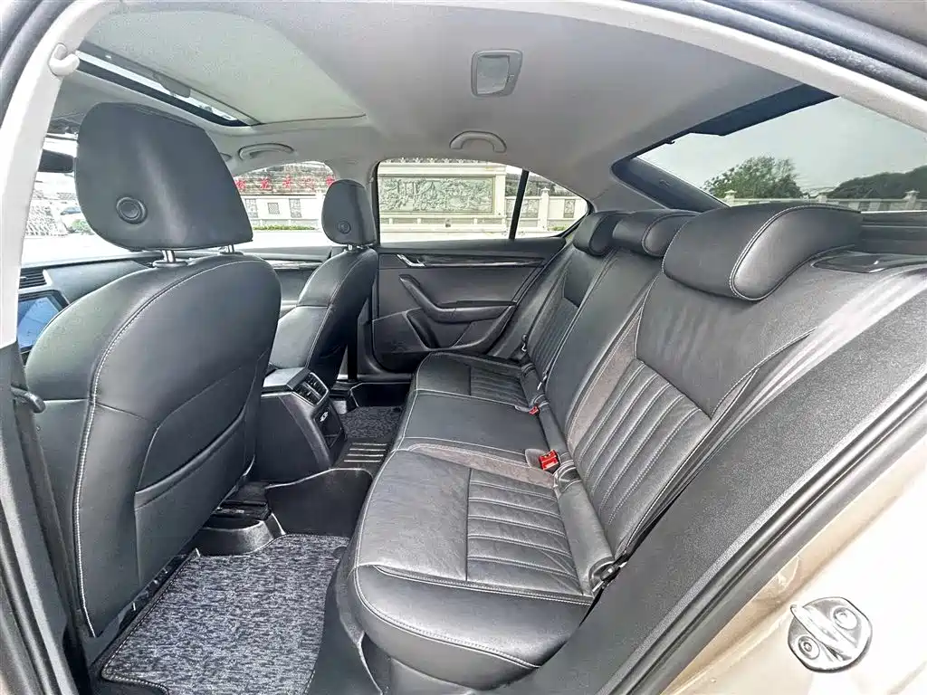 Škoda Octavia 2018 TSI280 DSG Flagship Edition фото 9