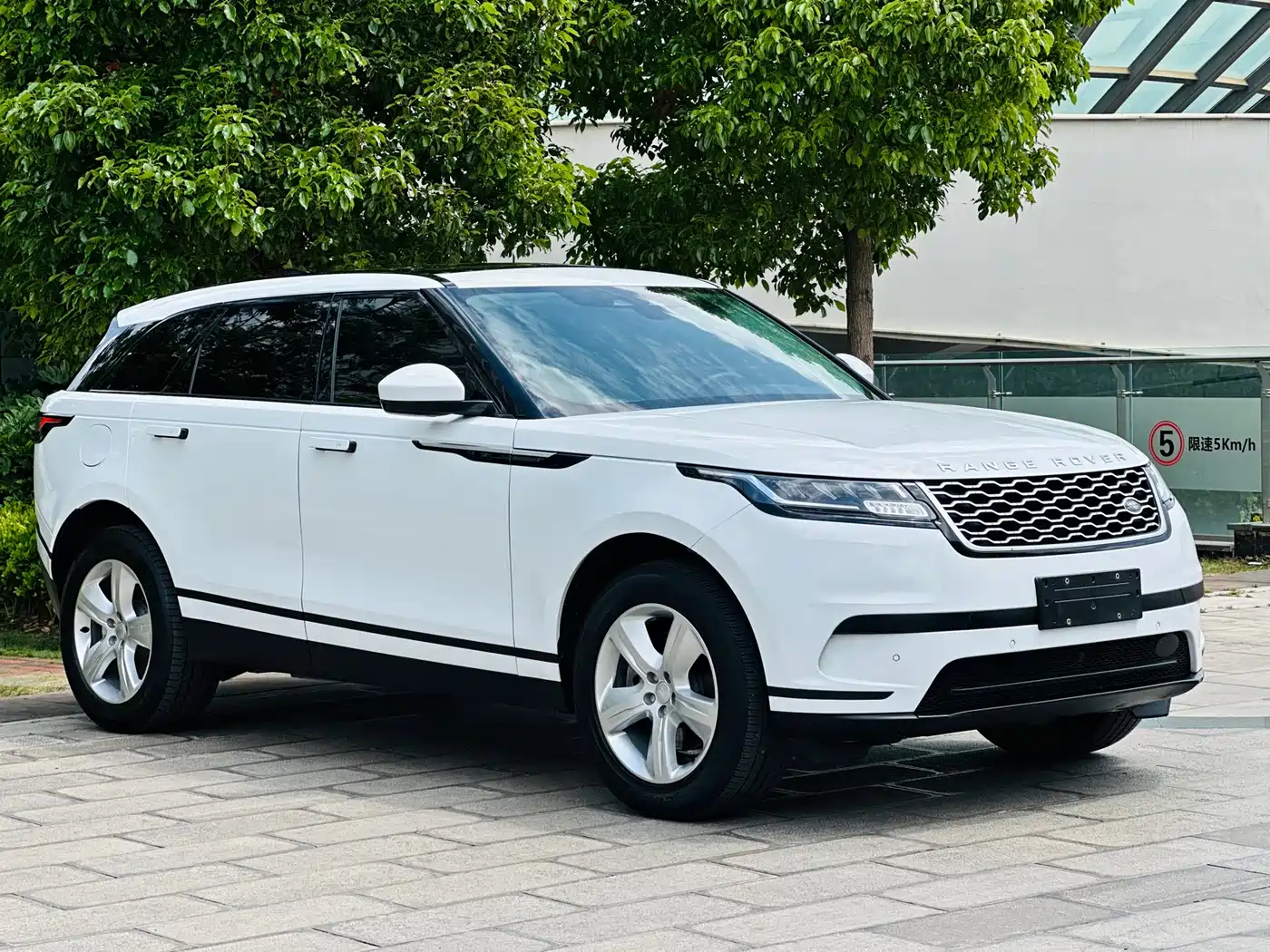 Land Rover Range Rover Velar 2023 250PS фото 3