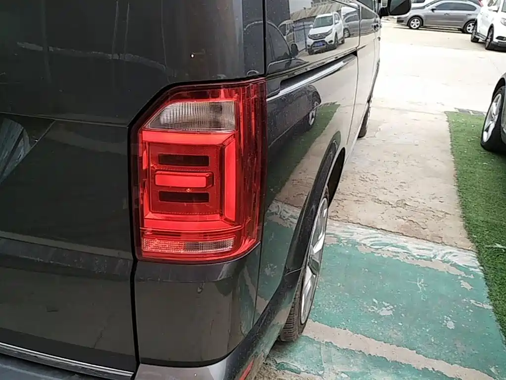 Volkswagen Multivan 2018 2.0TSI 2WD Luxury Edition 7-Seater фото 8