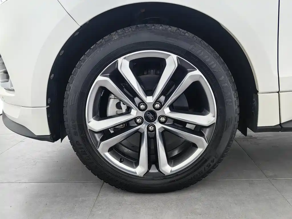 Фото 17 - Ford Edge