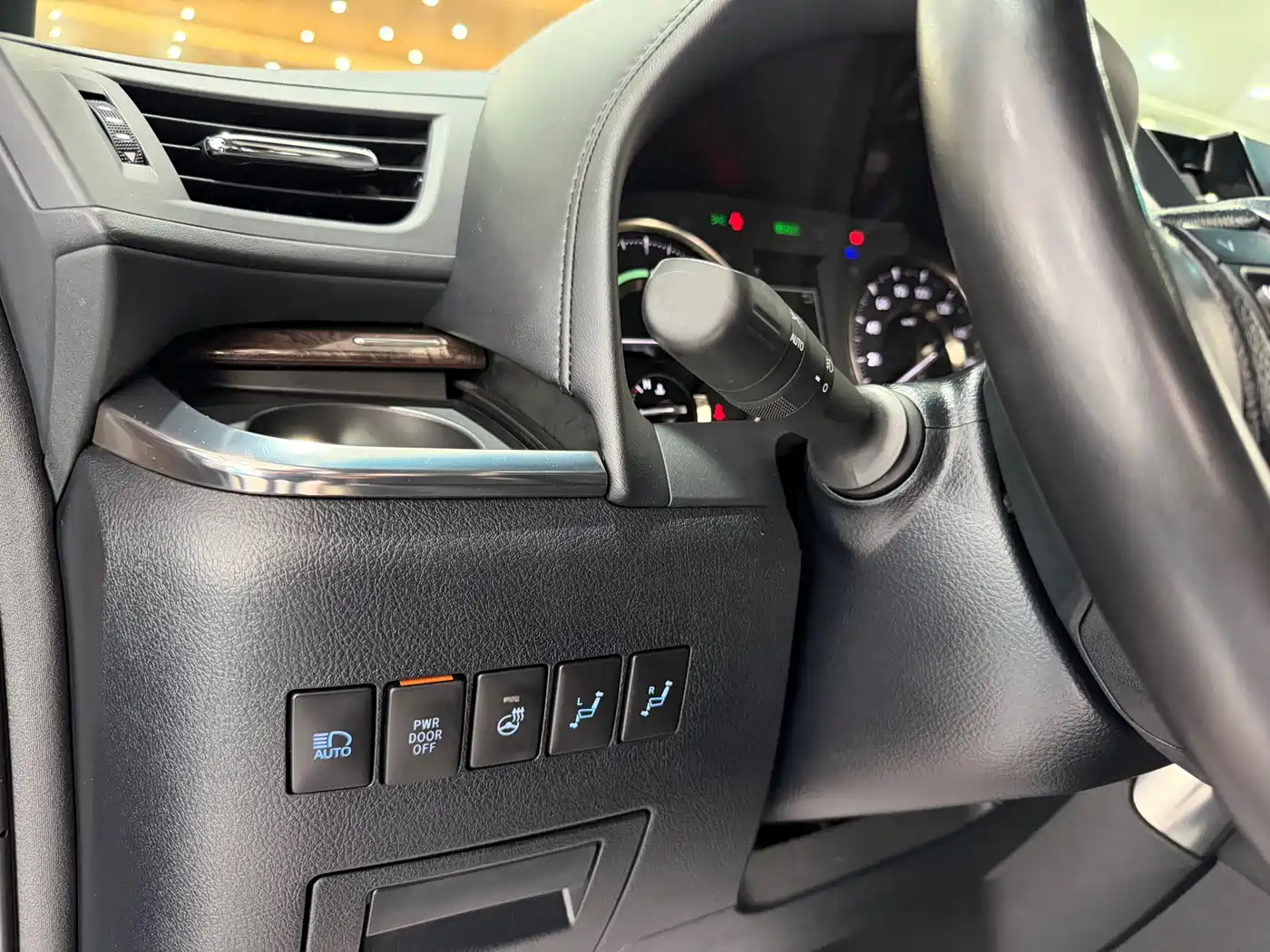 Toyota Alphard 2020 Hybrid 2.5L Premium Edition фото 6