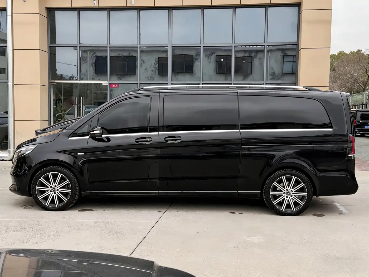 Mercedes-Benz V-Class 2024 V 300 L Long Wheelbase Luxury Edition фото 7