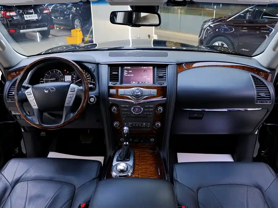 Infiniti QX80 2016 5.6L 4WD фото 17