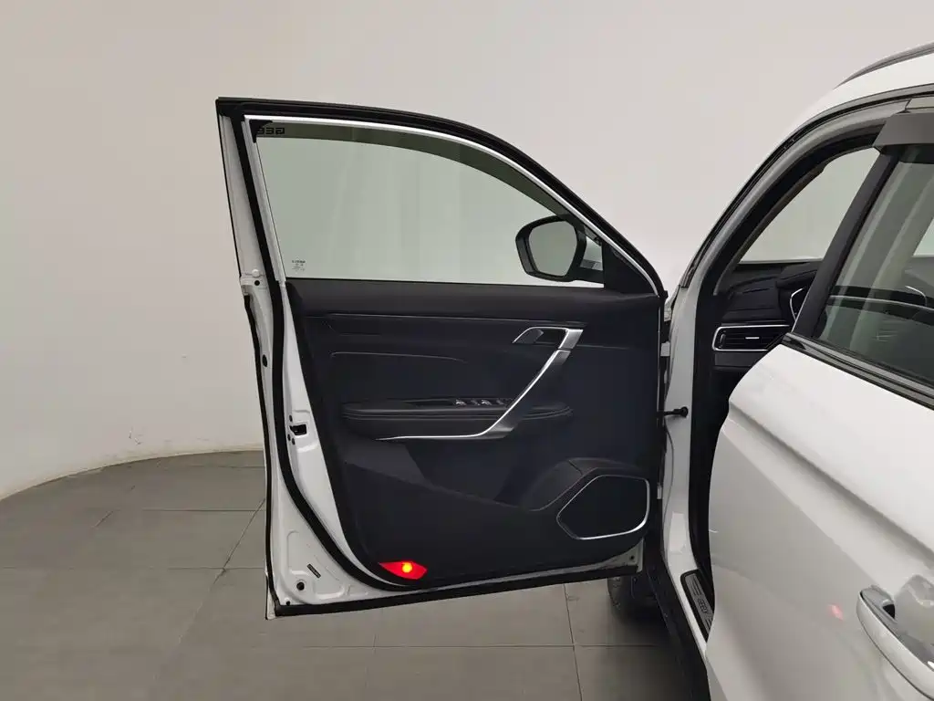 Photo 8 - Geely Atlas