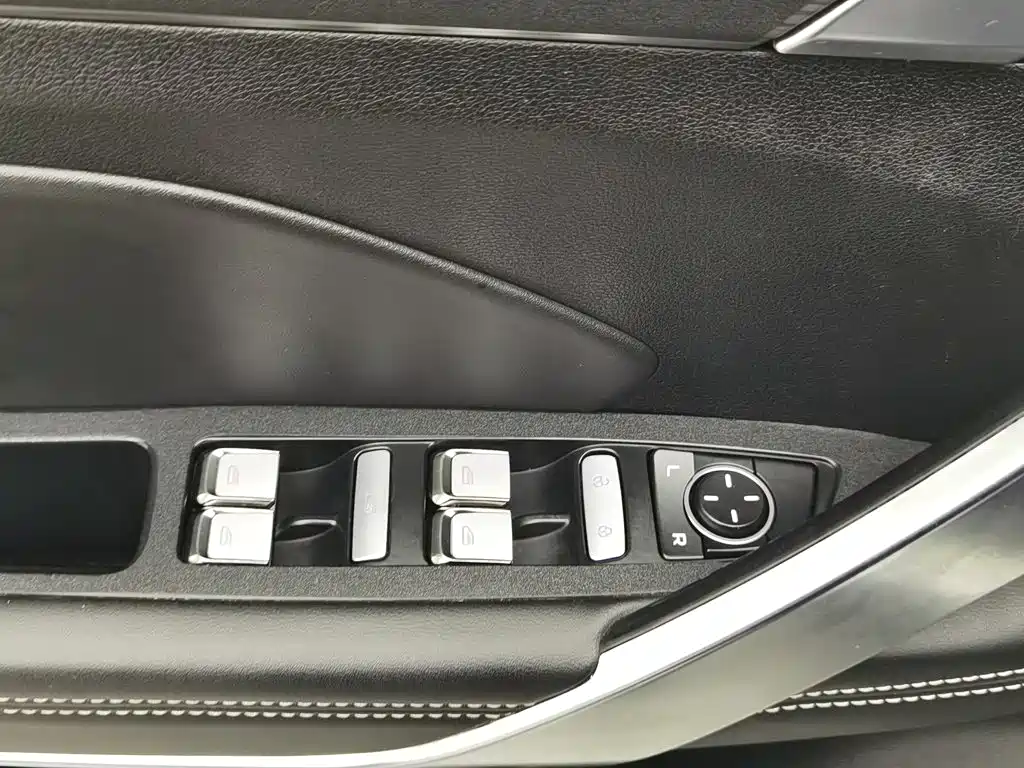 Photo 9 - Geely Atlas