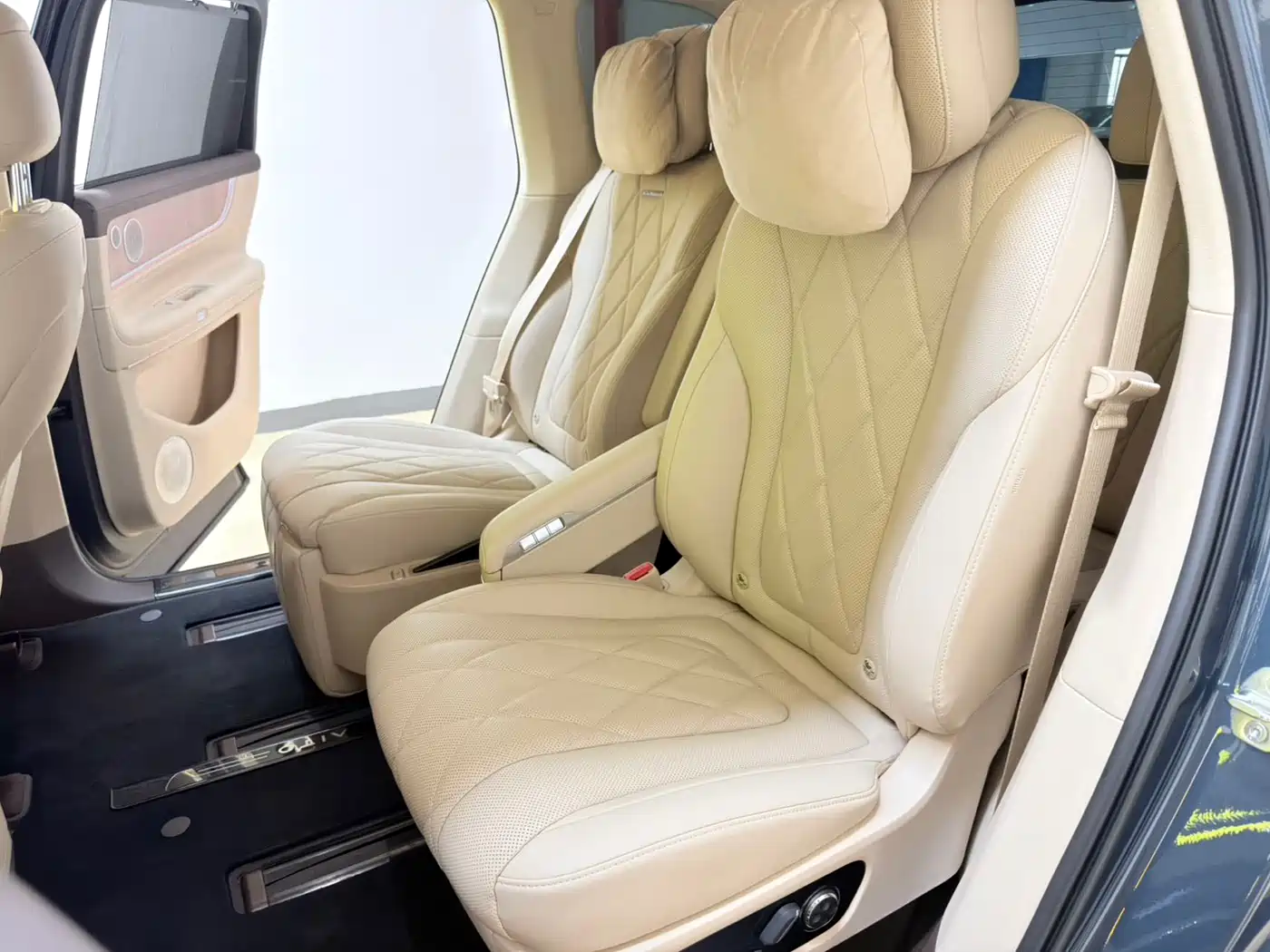 AITO Wenjie AITO M9 2024 Range Extender Ultra 52kWh 6-seater фото 5