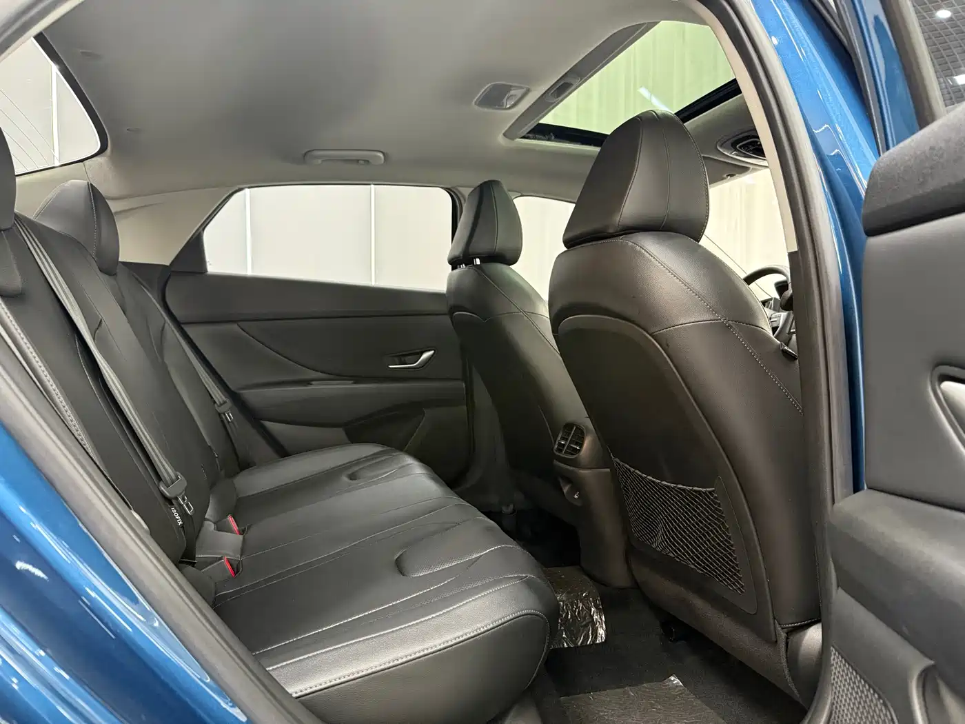 Hyundai Elantra 2022 1.5L CVT LUX Premium Edition фото 9