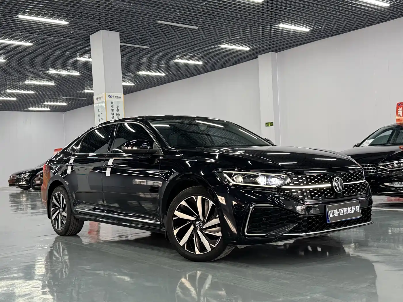 Volkswagen Passat 2022 330TSI Starlight Luxury Edition фото 3