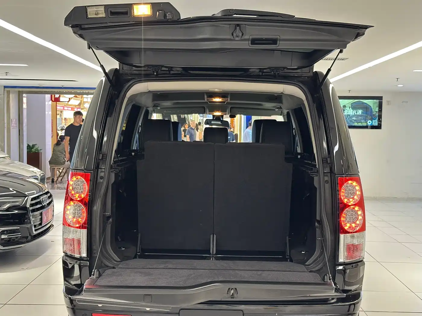 Land Rover Discovery 2013 3.0 SDV6 HSE Diesel фото 23