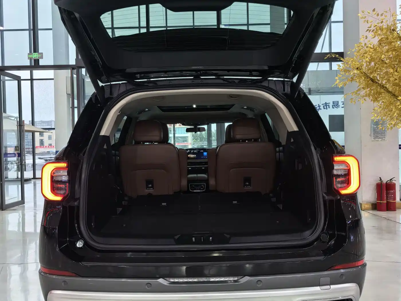 Photo 22 - Ford Explorer