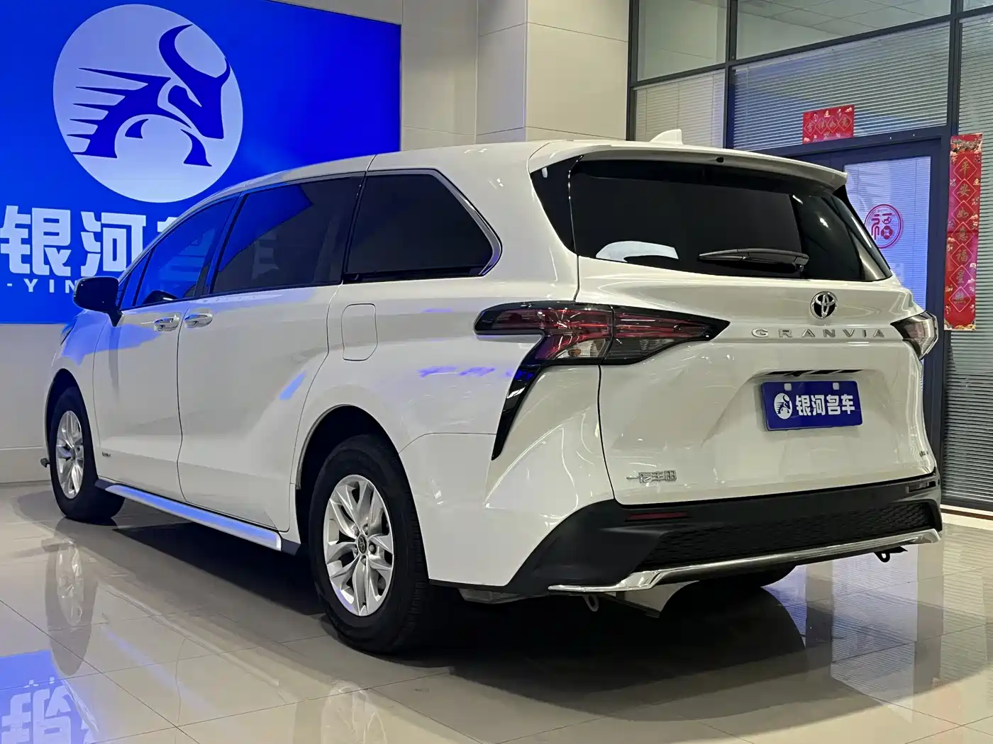 Toyota Granvia 2024 2.5L Hybrid Comfort фото 16