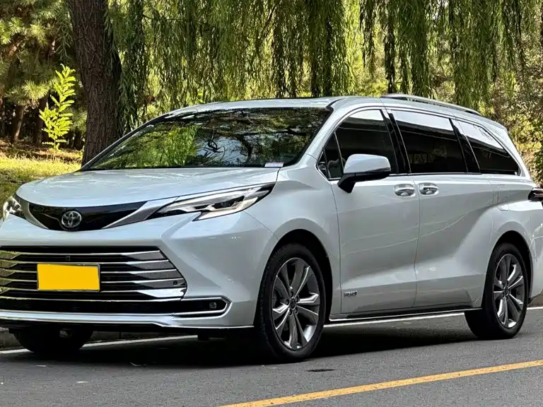 Фото 1 - Toyota Sienna