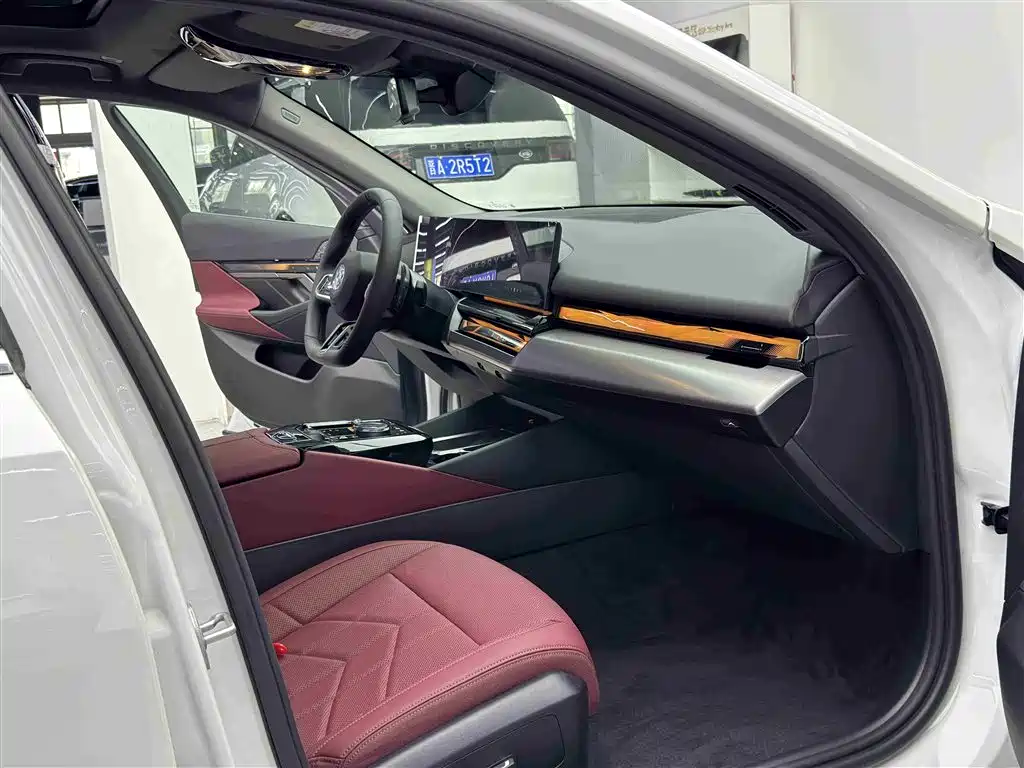 BMW 5 Series 2025 530Li xDrive M Sport Package фото 8