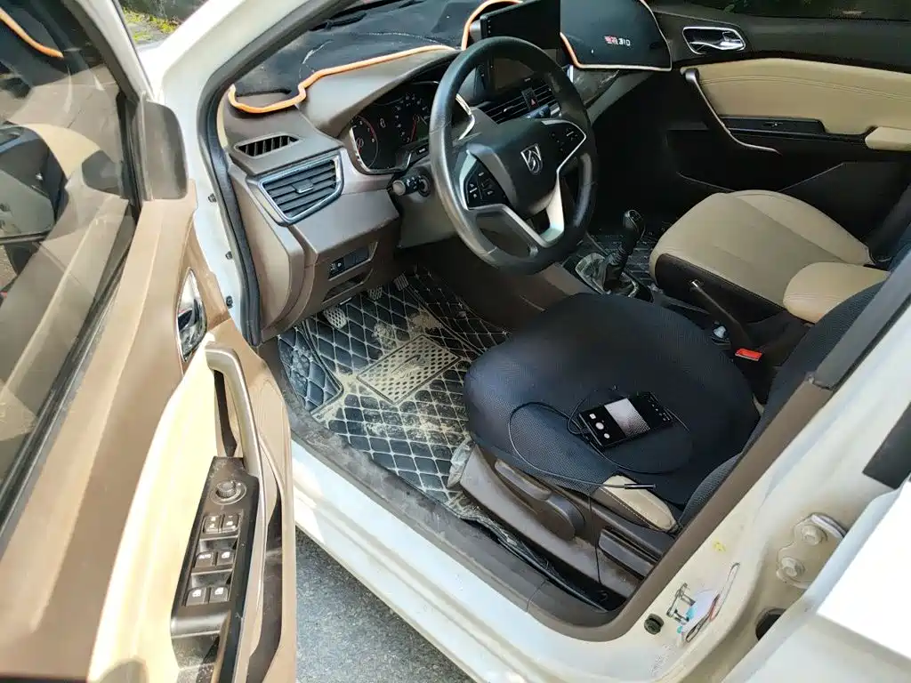 Baojun 310W 2019 2017 1.5L Manual Fashion Edition (China V)