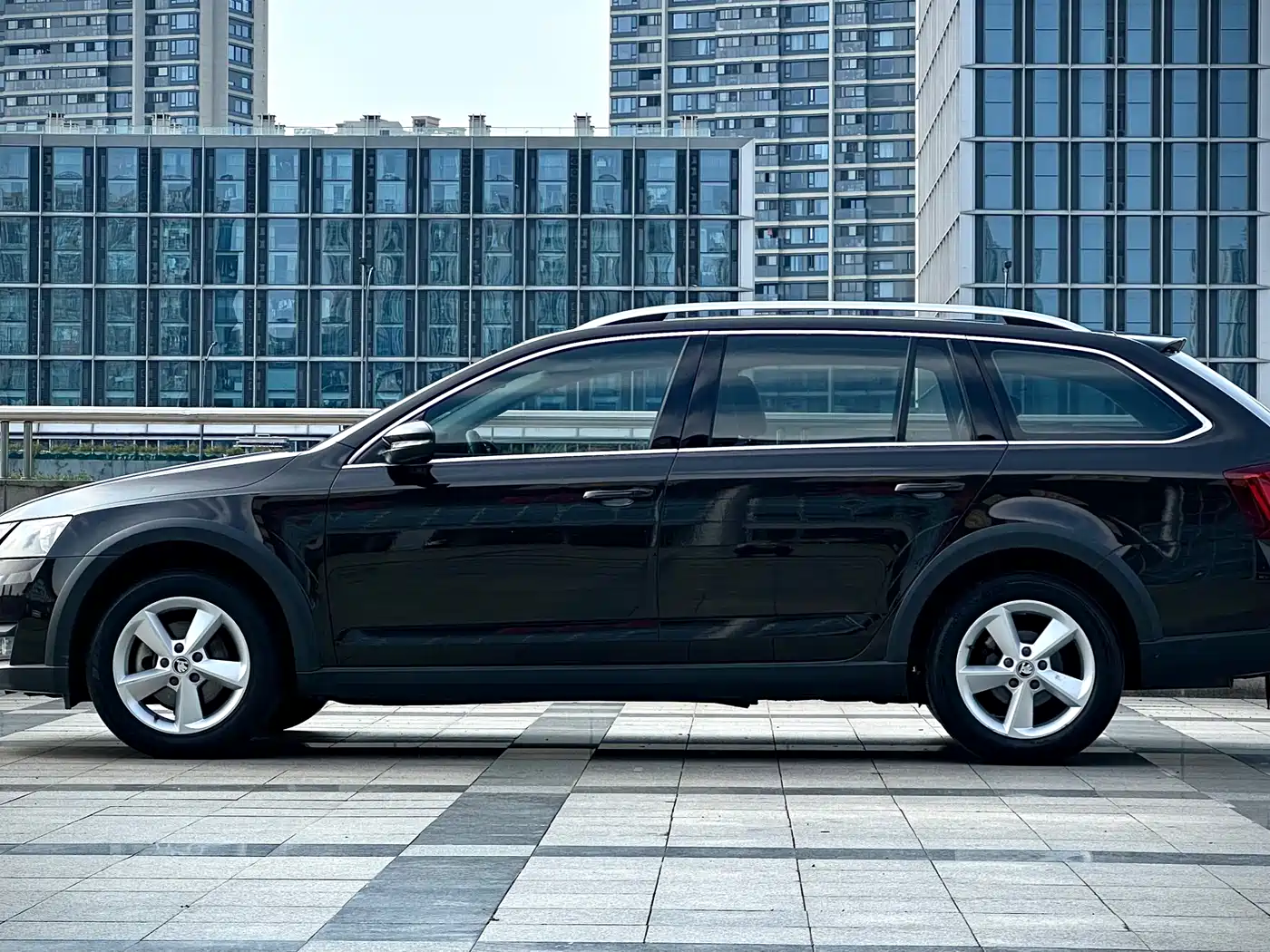 Škoda Octavia 2018 Model Wagon TSI230 DSG Comfort Edition фото 4