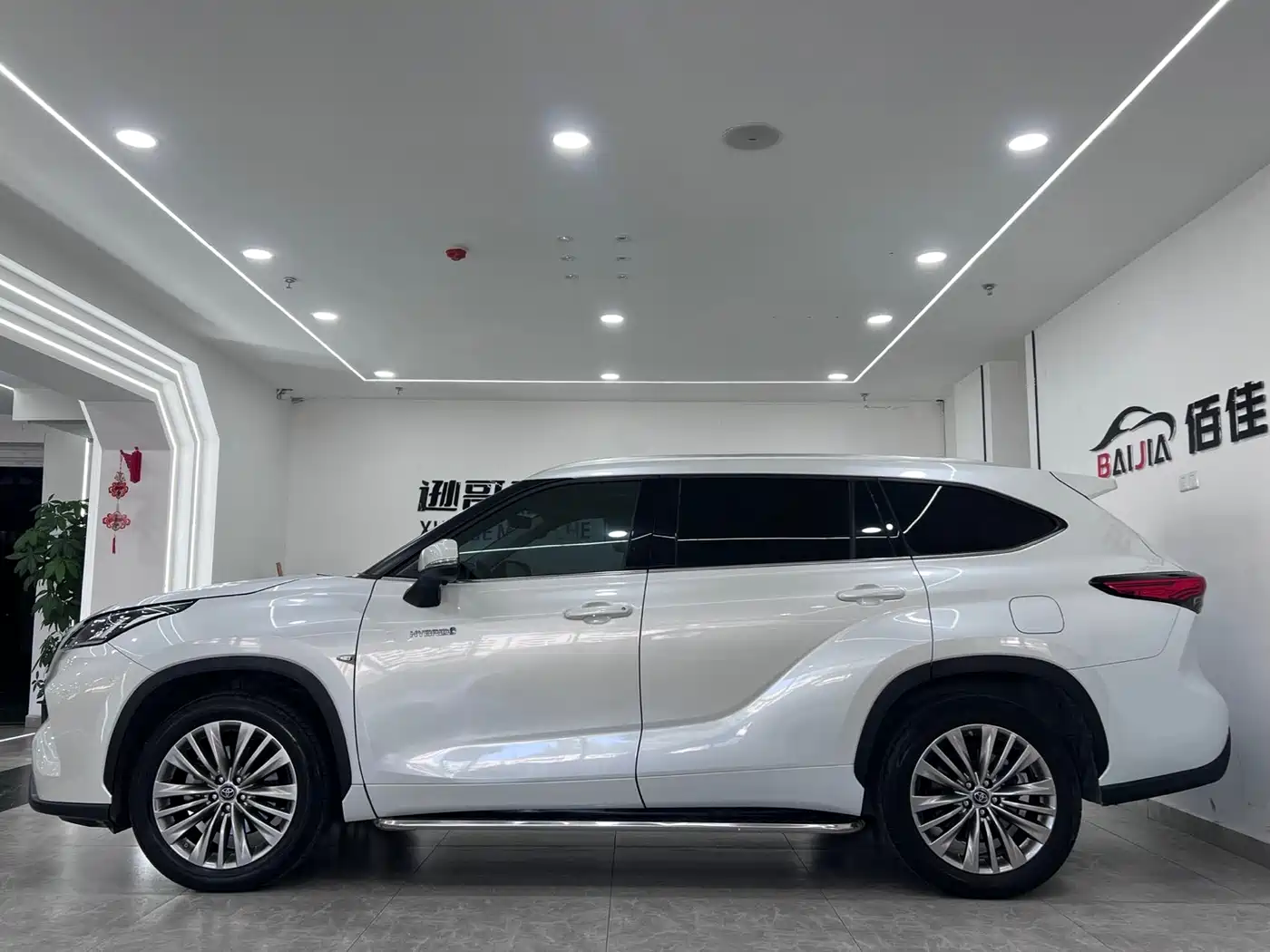 Toyota Highlander 2022 Model Dual Engine 2.5L 4WD Premium Edition 7-Seater фото 4