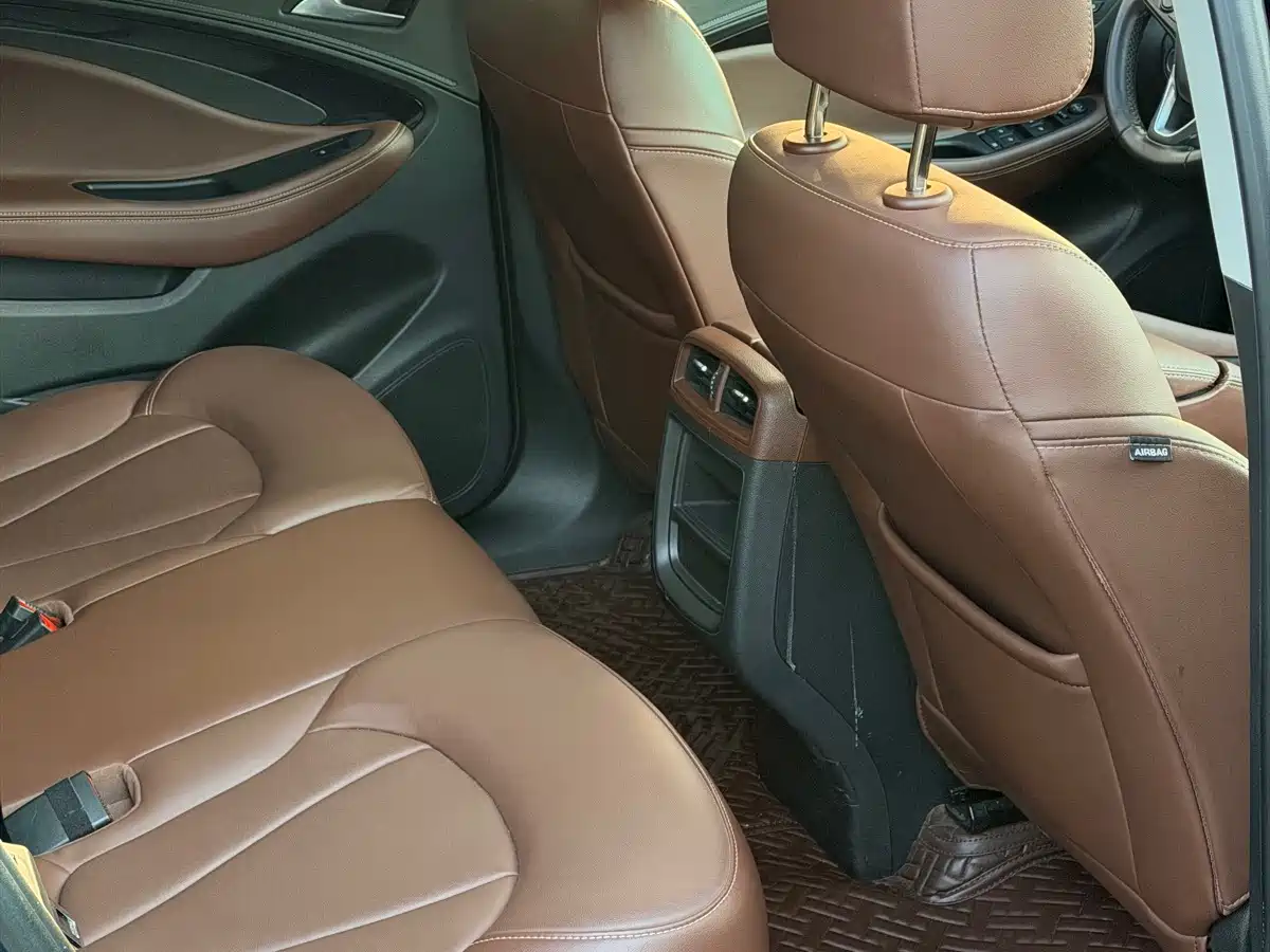 Фото 10 - Buick Envision Plus