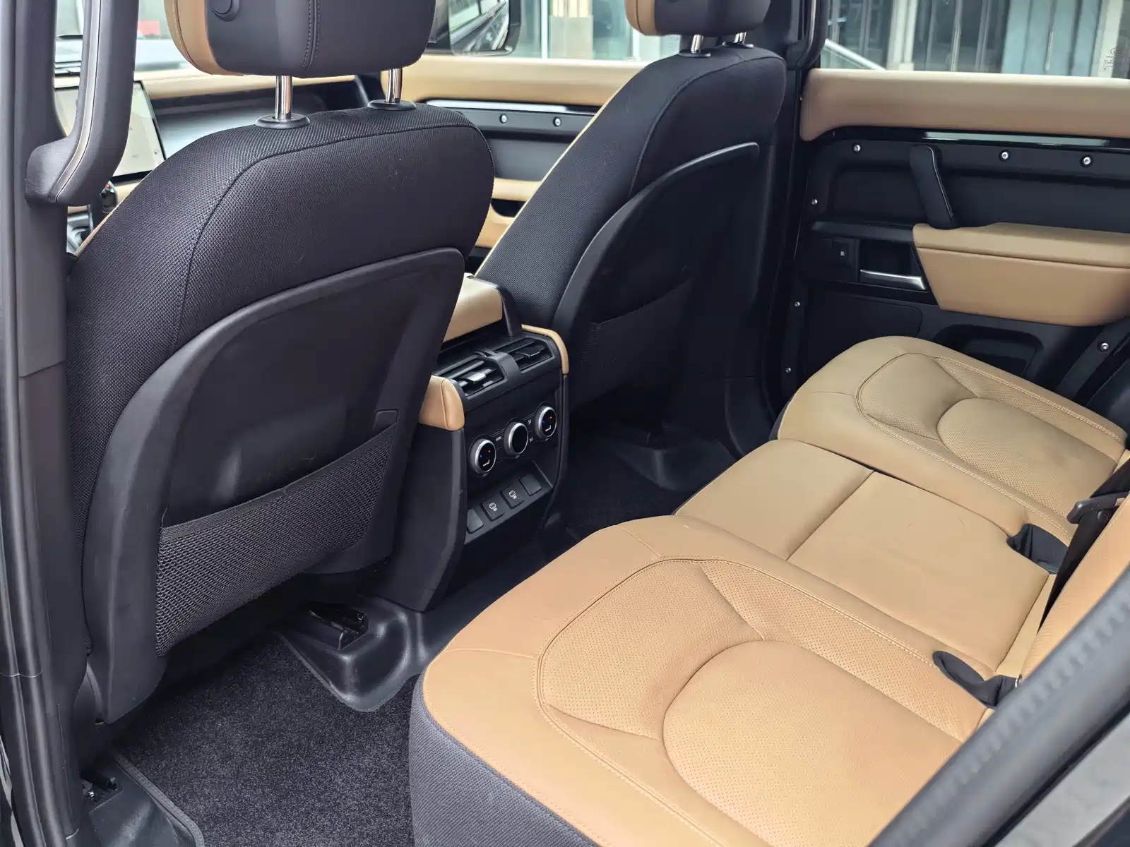 Photo 17 - Land Rover Defender