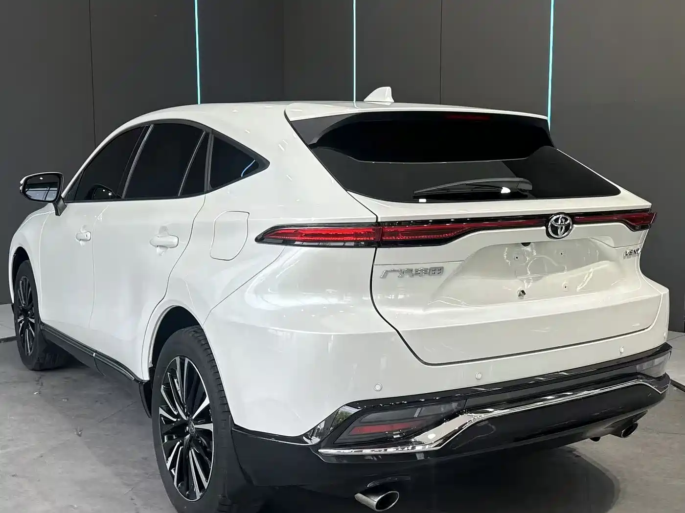 Toyota Venza 2023 2.0L CVT FWD Premium фото 8