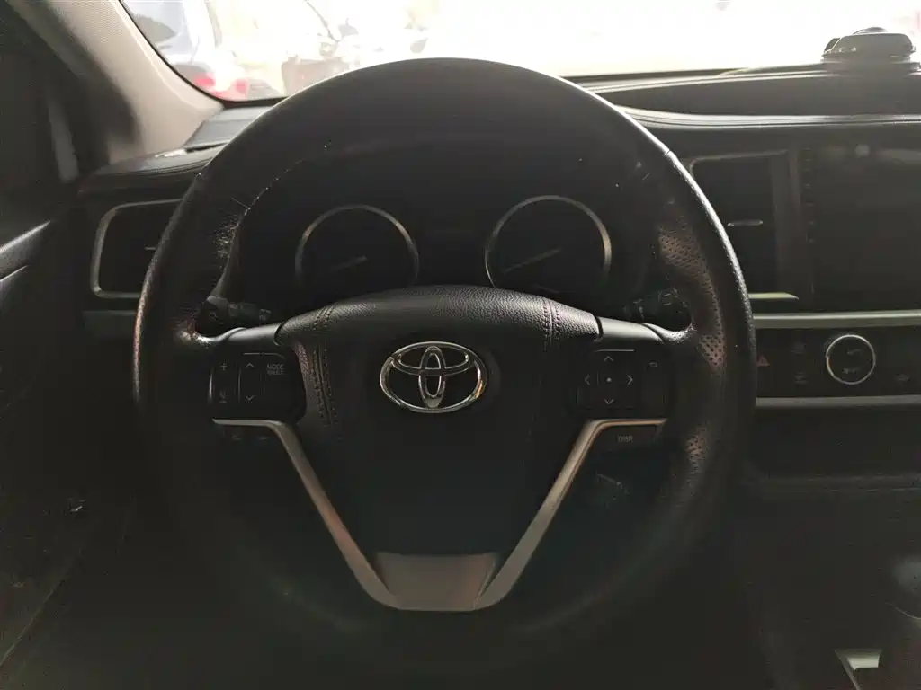 TOYOTA HIGHLANDER