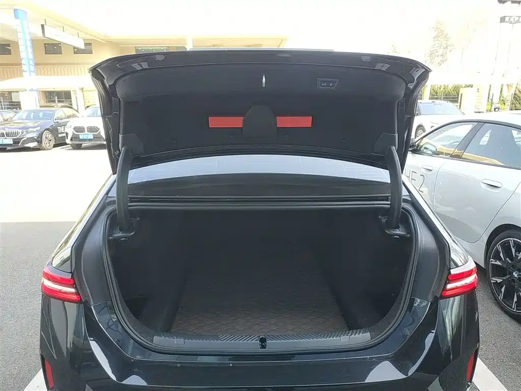 BMW 5 Series 2026 530Li Exclusive M Sport Package фото 15